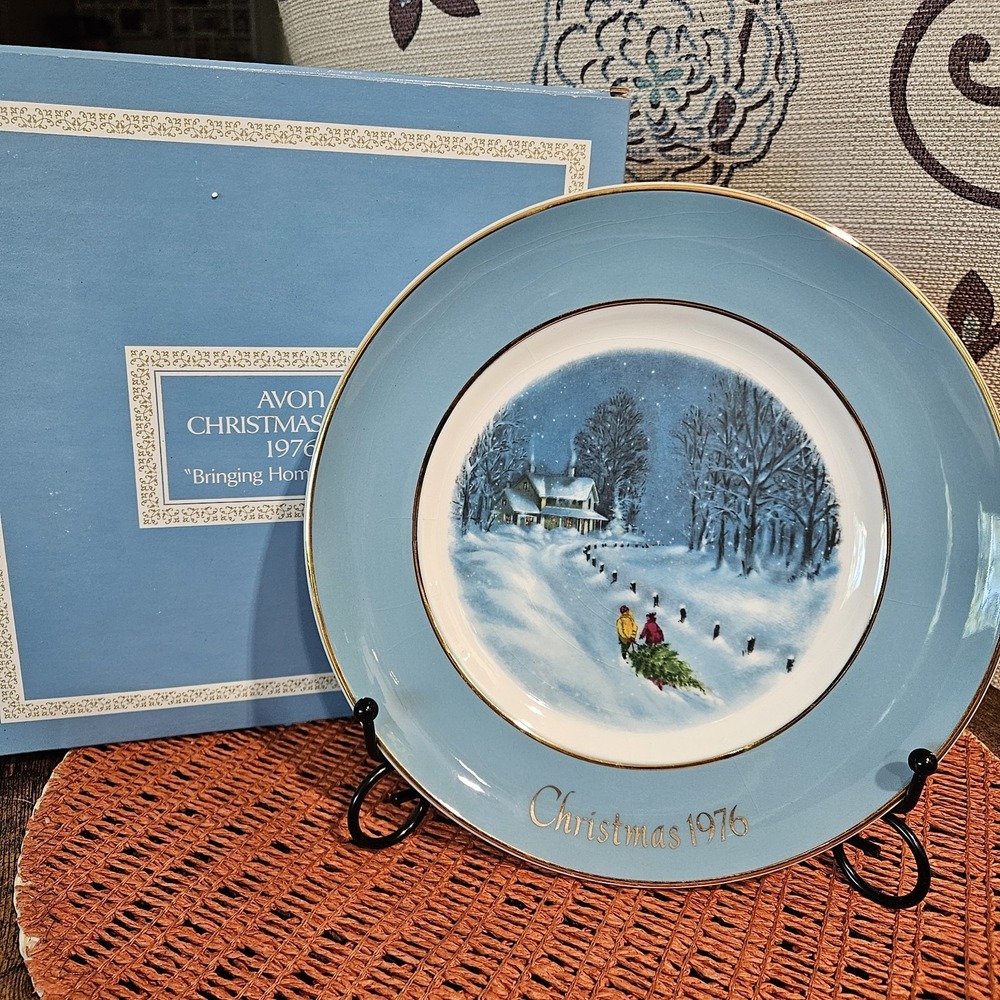 1976 Avon Christmas Decorative Plate By Wedgwood "Bringing Home‎ The Tree" 8.75